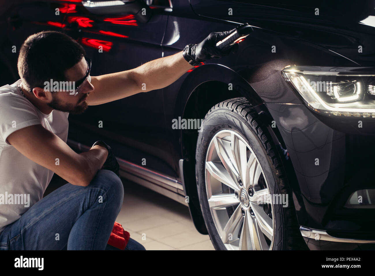 L'homme vérifie le polissage avec une torche Banque D'Images