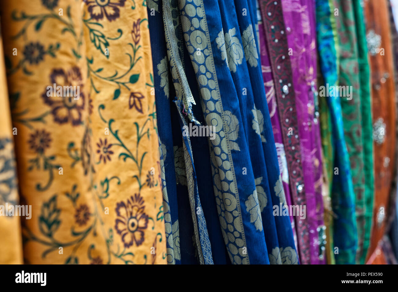 De nombreux types de soies colorées. Le district de Grand Mogol, des tisseurs de soie à Varanasi, Uttar Pradesh, Inde Banque D'Images