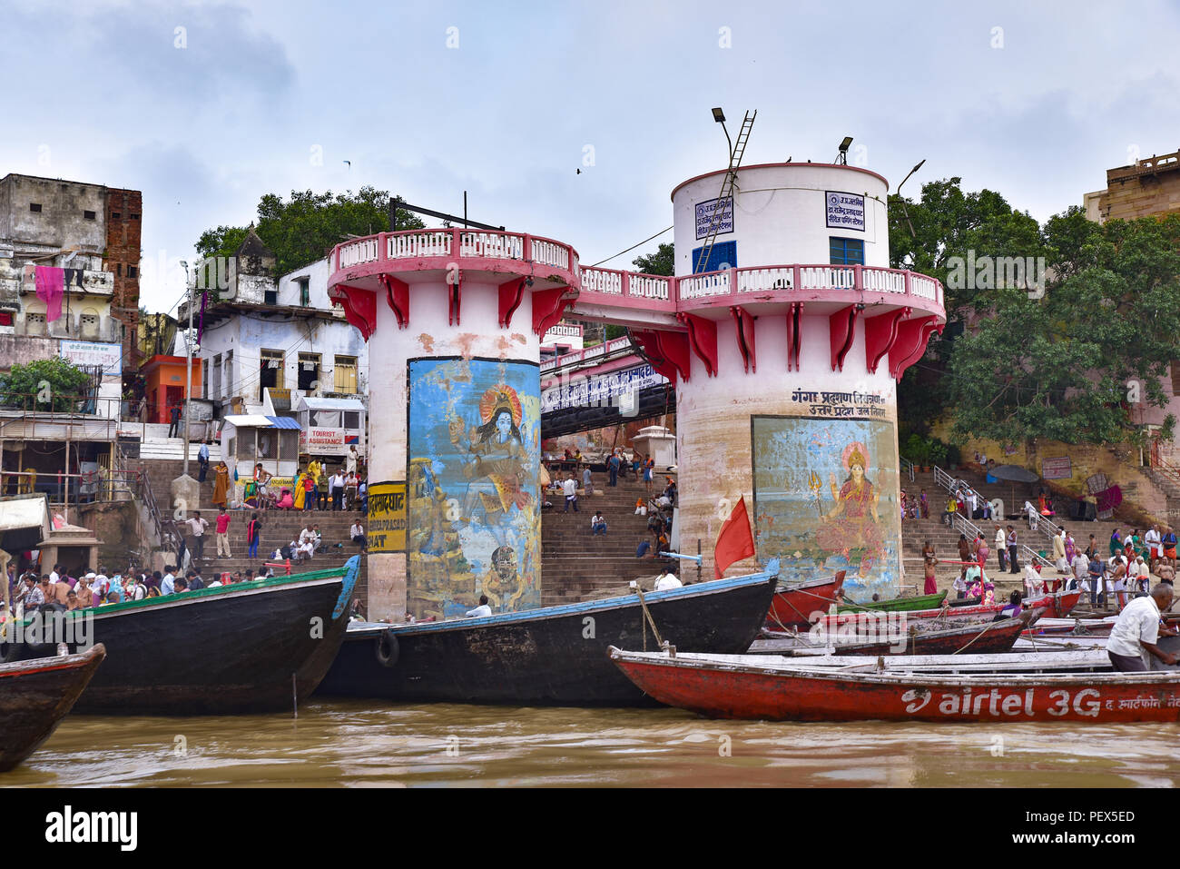 Bâtiments et ghat le long du Gange avec des personnes et des bateaux Banque D'Images