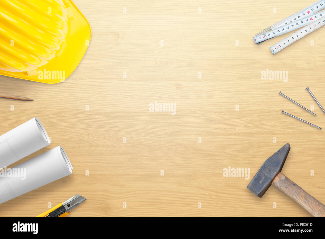 Casque, outils et plans de travail en bois 24. Copie de l'espace dans le milieu. Mise à plat. Vue d'en haut. Banque D'Images