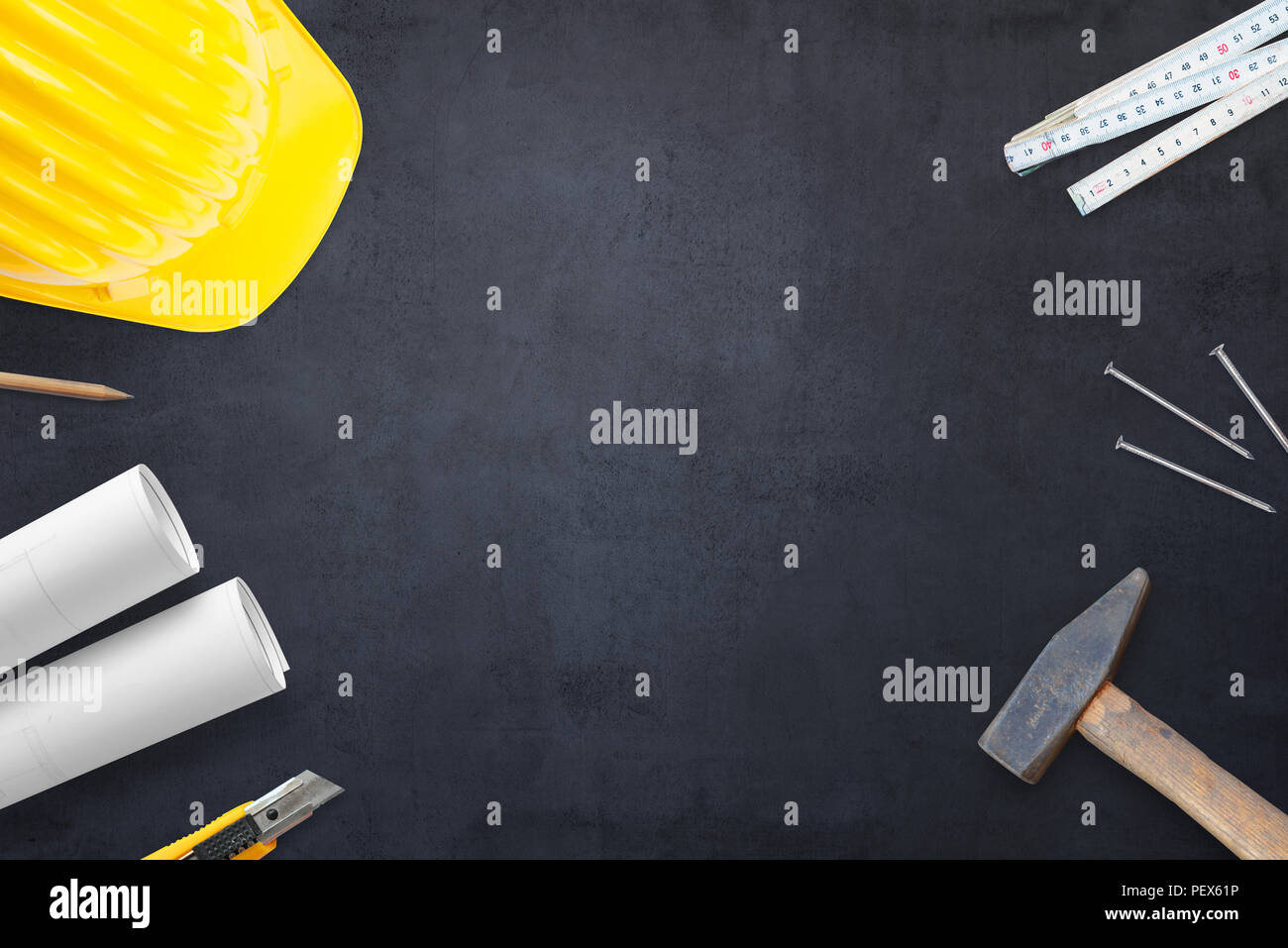 Site de construction de la composition de la scène avec casque, plans, stylo, scalper, clous, marteau, mètre en bois outil de mesure. Mise à plat. Banque D'Images