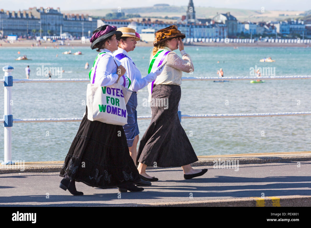 Le vote des femmes mesdames se préparent à prendre part à la procession annuelle carnival parade à Weymouth, Dorset UK en Août Banque D'Images