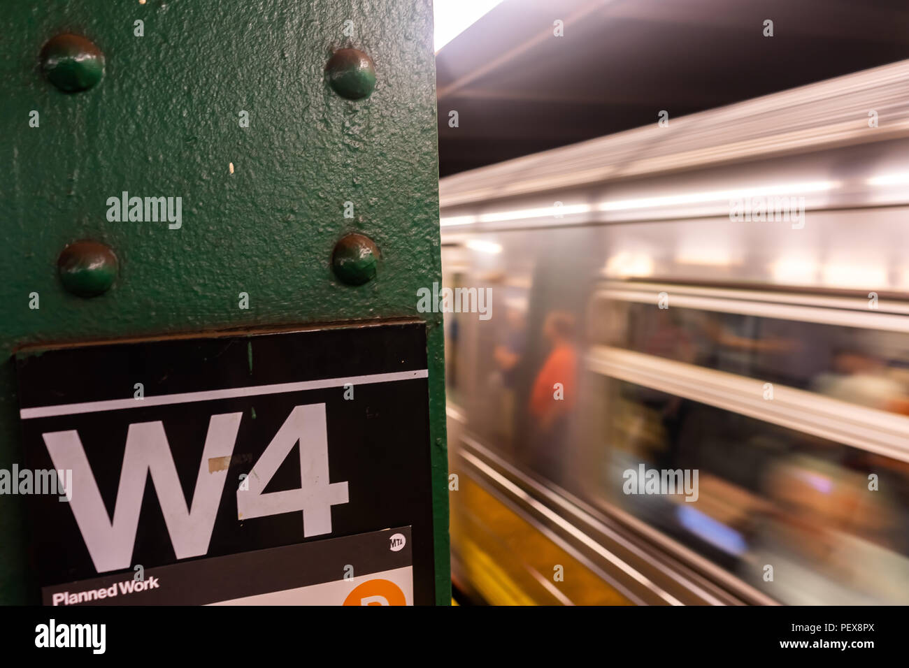 New York City West 4th street subway station plate-forme avec la vitesse du train par. Banque D'Images