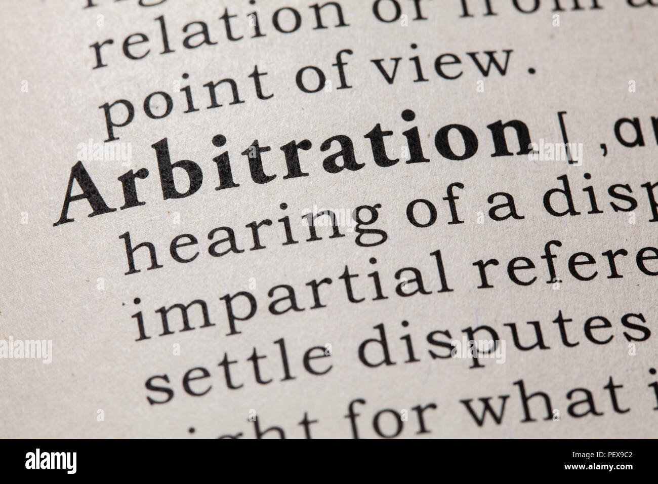 Faux dictionnaire, dictionnaire définition du mot arbitrage. y compris les principaux termes descriptifs. Banque D'Images