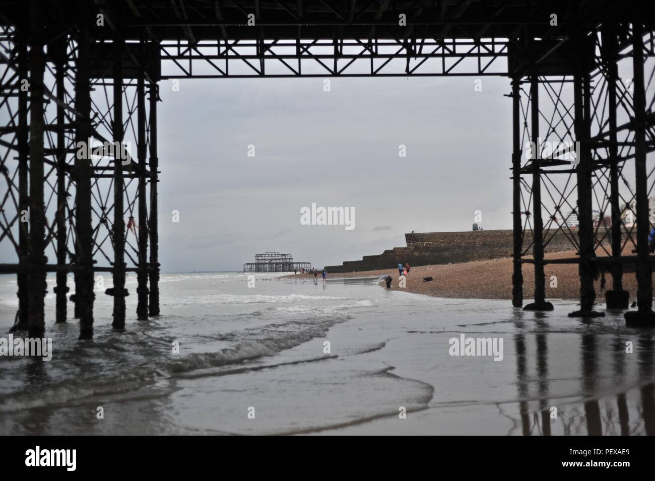 Tôt le matin, à marée basse sur le front de mer de Brighton Banque D'Images