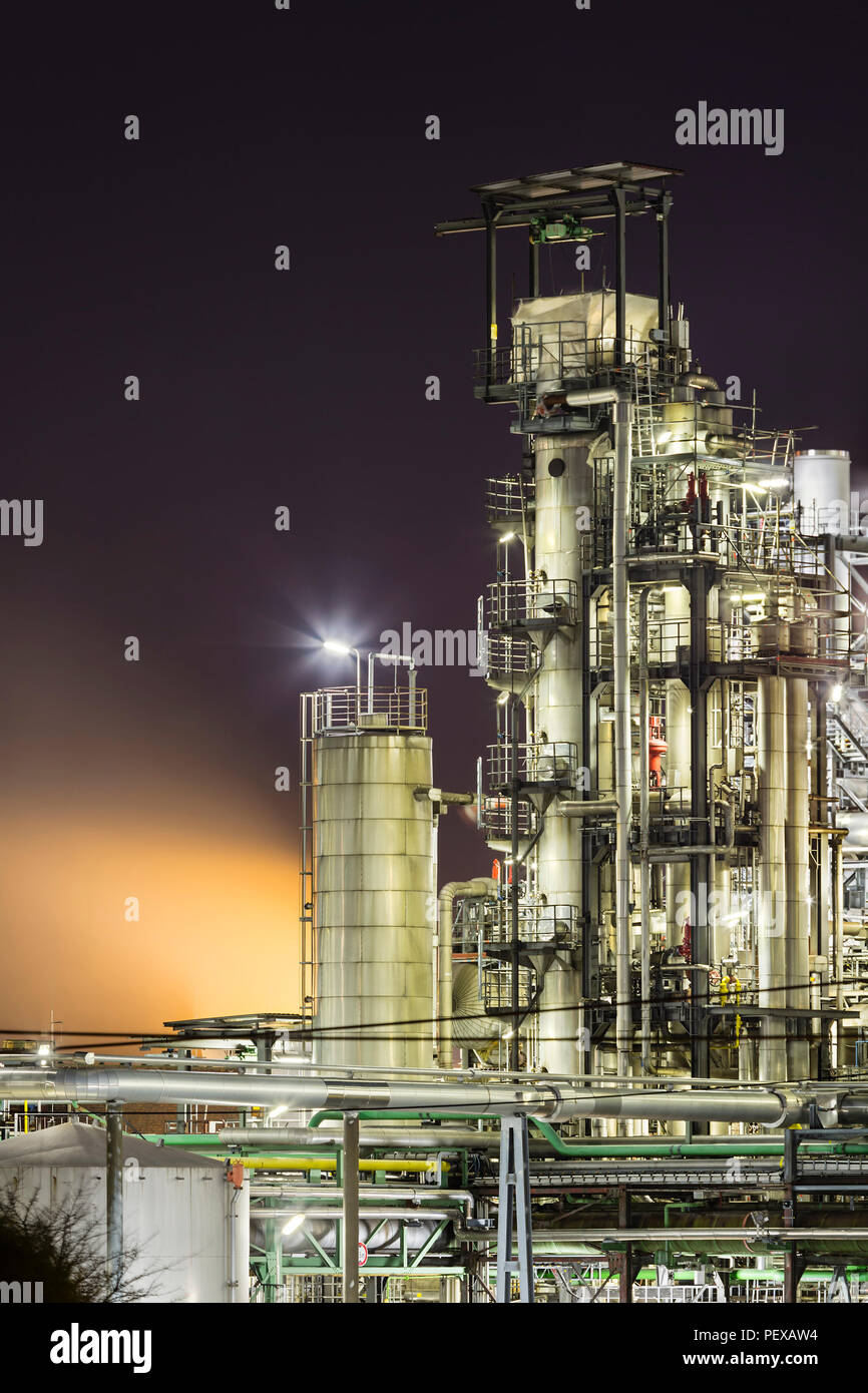 Tours de distillation des raffineries de pétrole dans la nuit. Banque D'Images