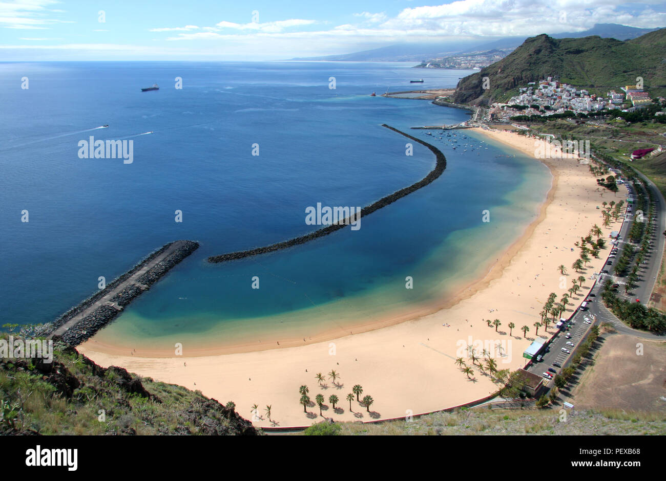 La Playa de Las Teresitas est la plus belle plage de Ténérife, à seulement quelques kilomètres au nord de la capitale de l'île Santa Cruz. Banque D'Images