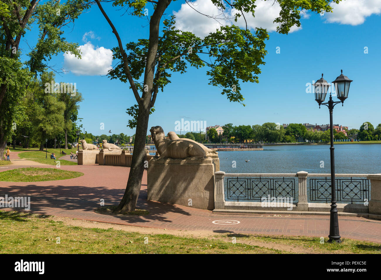 Promenade moderne à côté du lac Supérieur ou Oberteich, sculptures de phoques et morses, mer Baltique, Kaliningrad Oblast de Kaliningrad, Russie, Banque D'Images