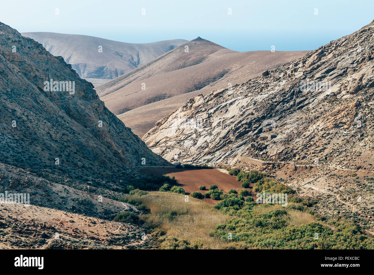 Lac de montagne à sec sur le parc rural Corralejo, Fuerteventura, îles Canaries. Nature fond Banque D'Images