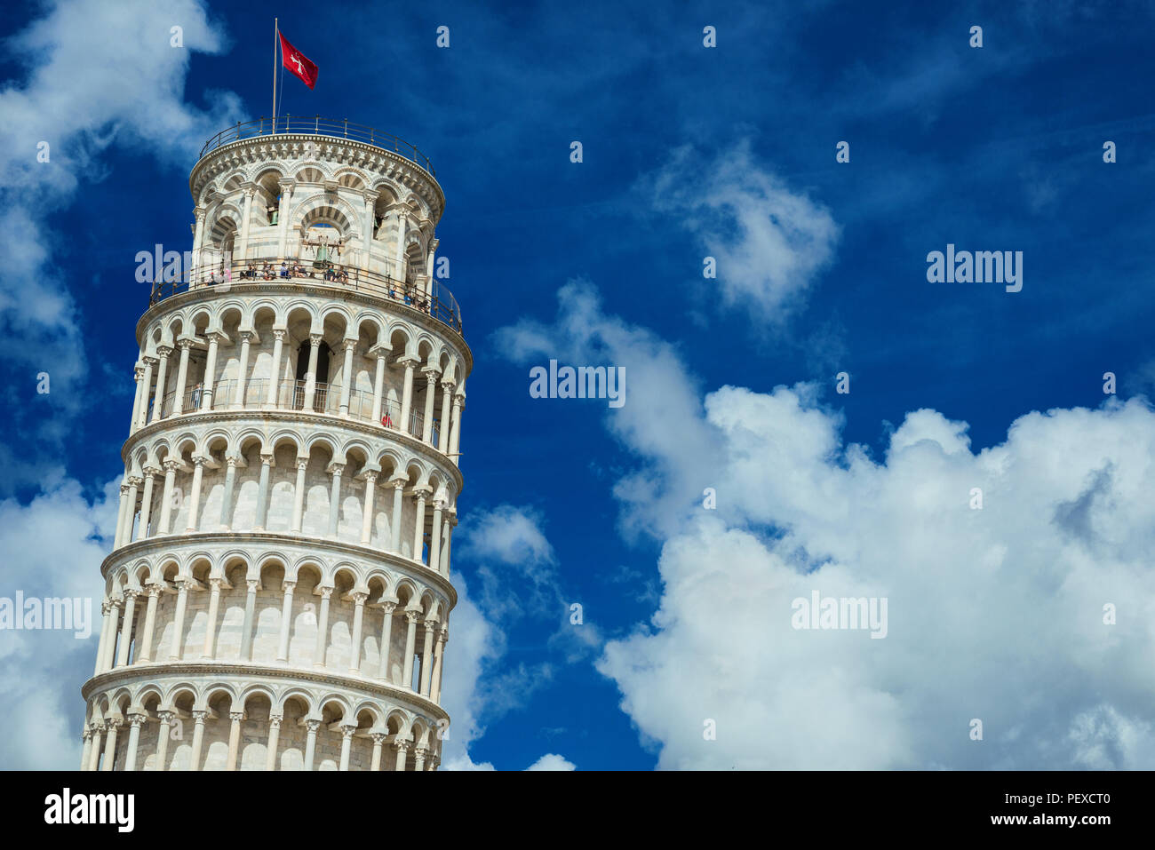 Sites touristiques de la Toscane. Les touristes au sommet de la célèbre tour penchée de Pise entre les nuages Banque D'Images