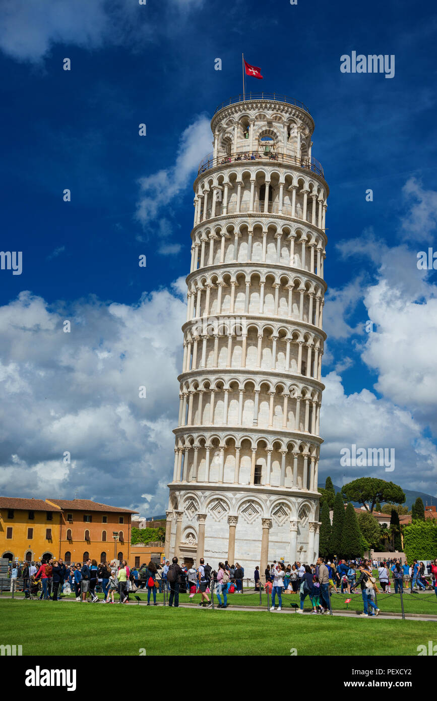 Sites touristiques de la Toscane. Les touristes visiter la célèbre tour penchée de Pise sur la Piazza dei Miracoli Banque D'Images