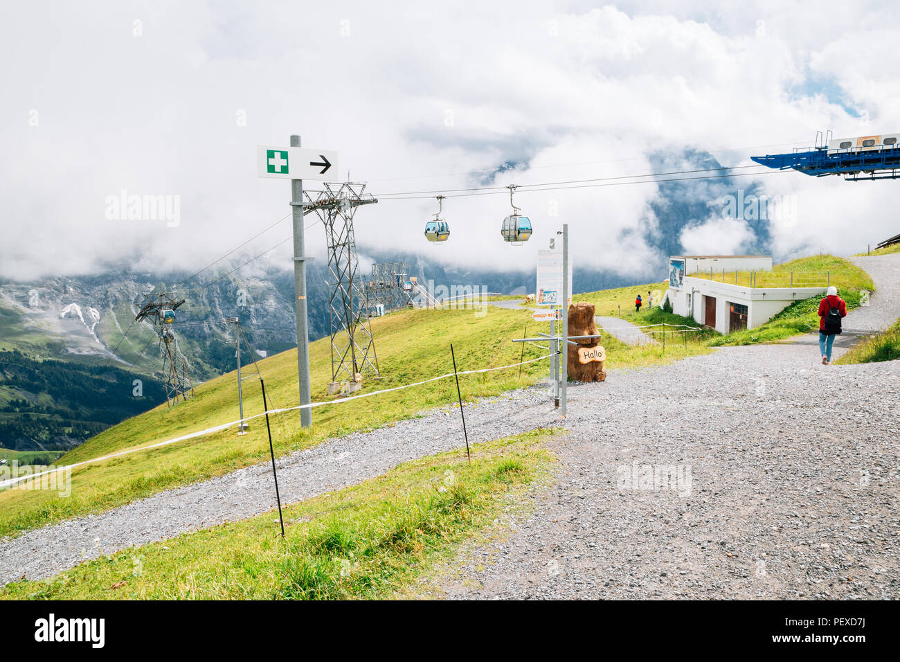 Grindelwald, Suisse - le 21 août 2016 : premier téléphérique teleférico et nuageux première montagne Banque D'Images