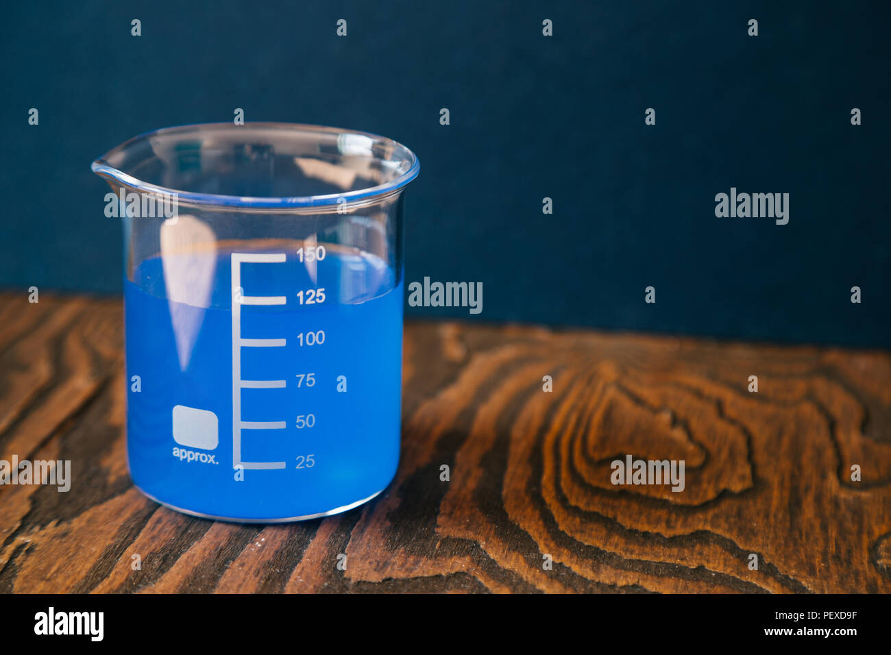 Tasse à mesurer en verre de laboratoire, expérience de science concept Banque D'Images