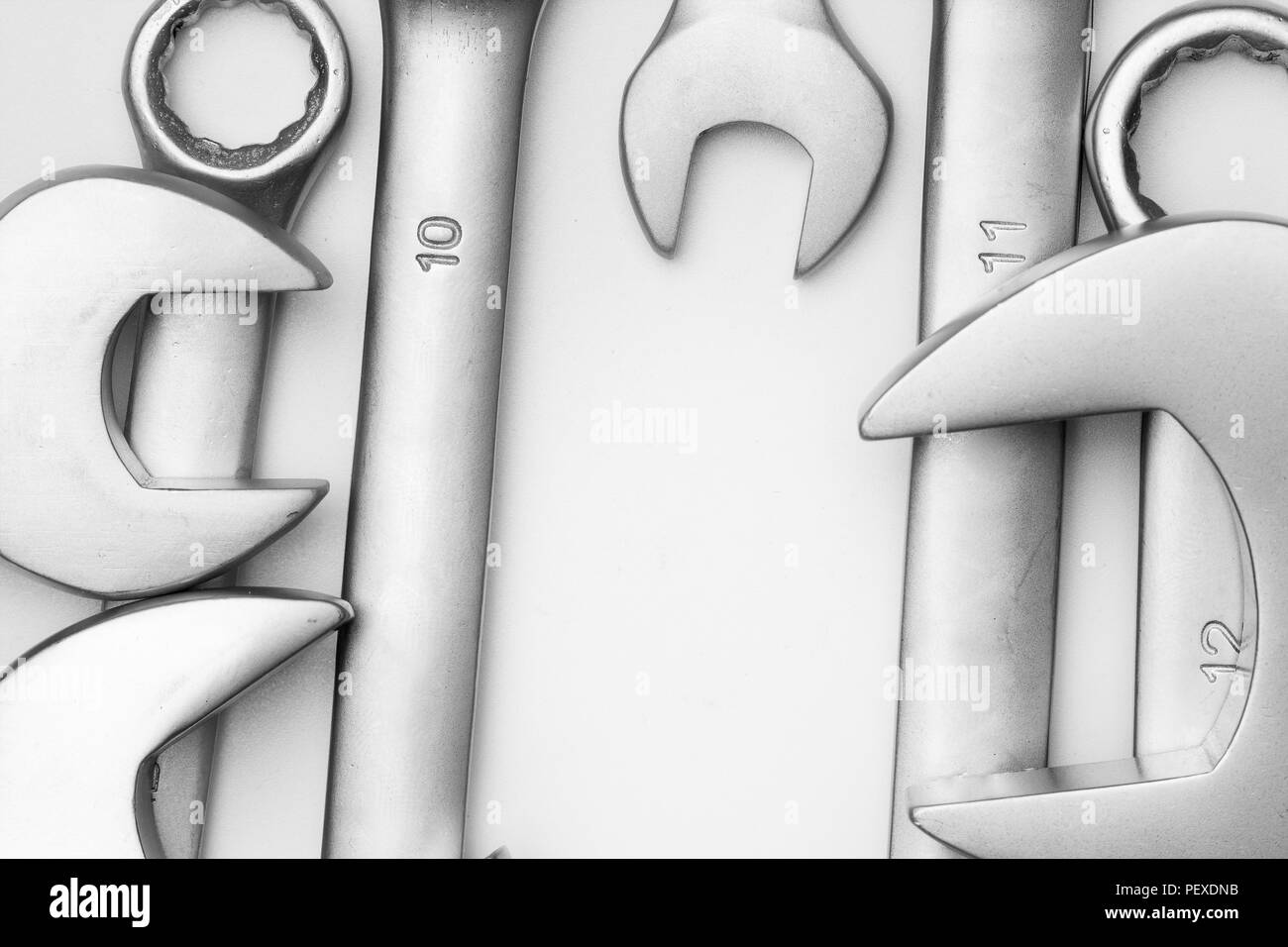 La clé pour la réparation des outils en acier sur fond blanc. Banque D'Images