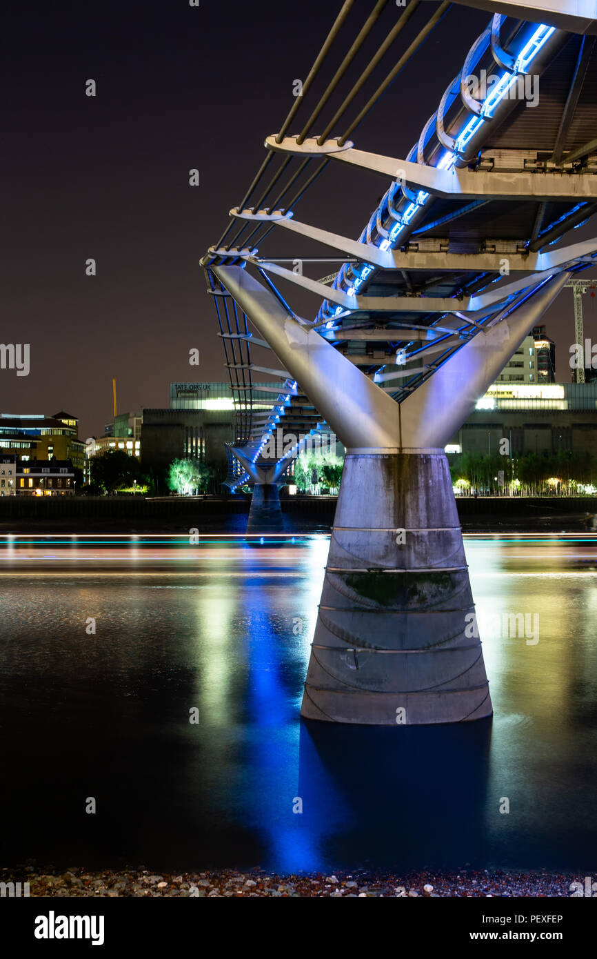 Millennium Bridge de nuit depuis le nord en direction de Tate Modern, Londres, UK Banque D'Images