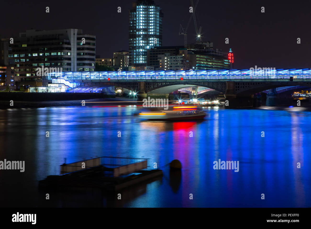 Nuit vue sur la Tamise en direction de Blackfriars Railway Bridge, London, UK Banque D'Images