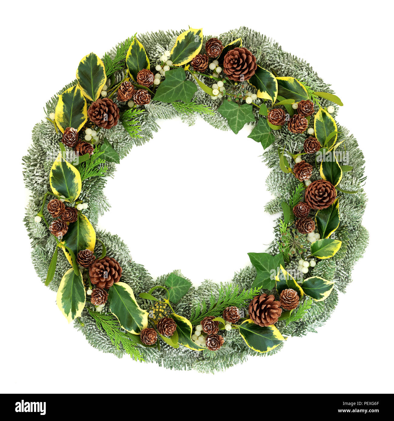 Hiver naturel et couronne de Noël avec des pommes de pin, épicéa, cèdre, du gui et de feuilles de lierre isolé sur fond blanc. Banque D'Images Hiver naturel et couronne de Noël avec des pommes de pin, épicéa, cèdre, du gui et de feuilles de lierre isolé sur fond blanc. Banque D'Images