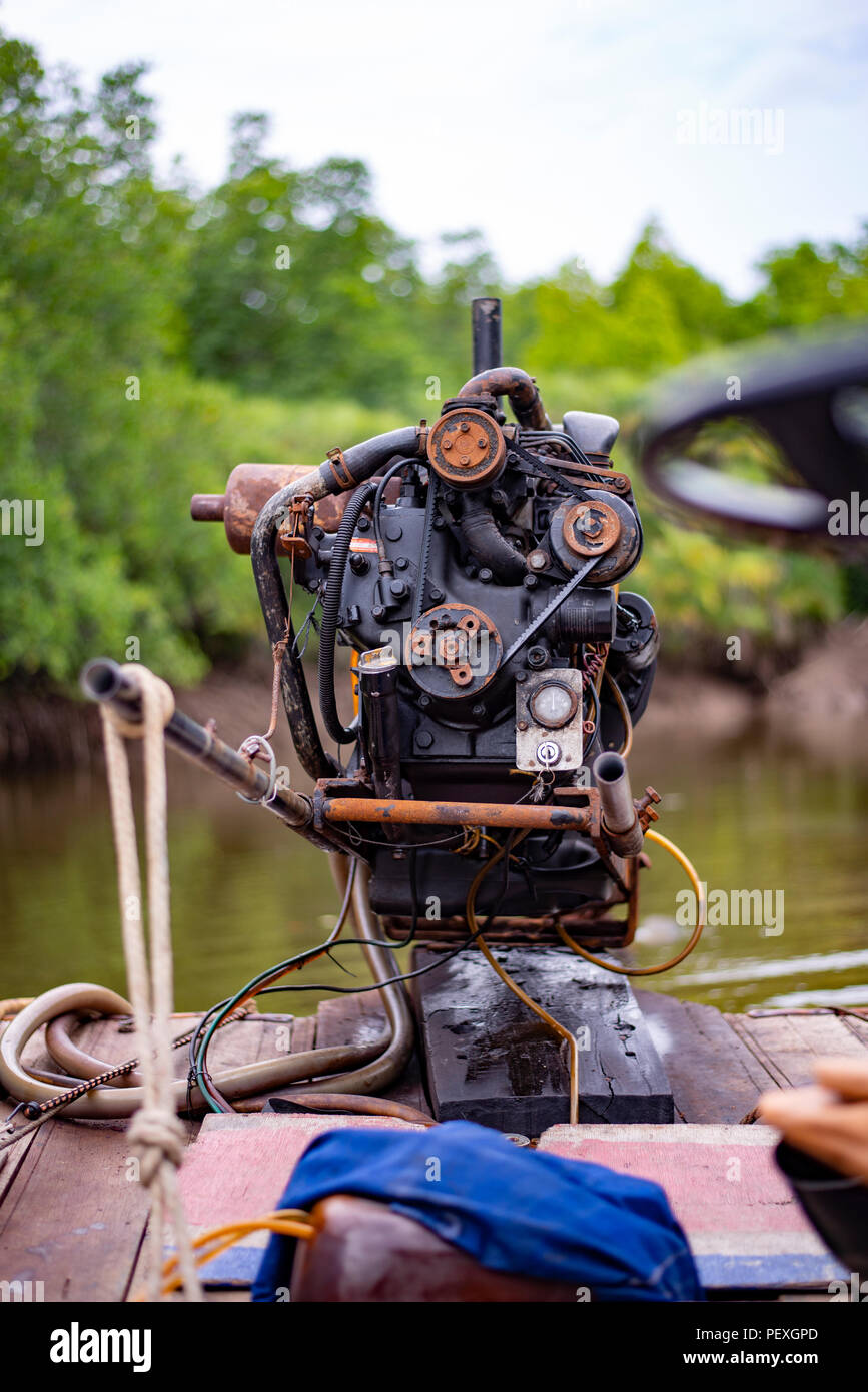 Vieux bateau de pêche à moteur de vie de l'homme dans le sud de la Thaïlande. Banque D'Images