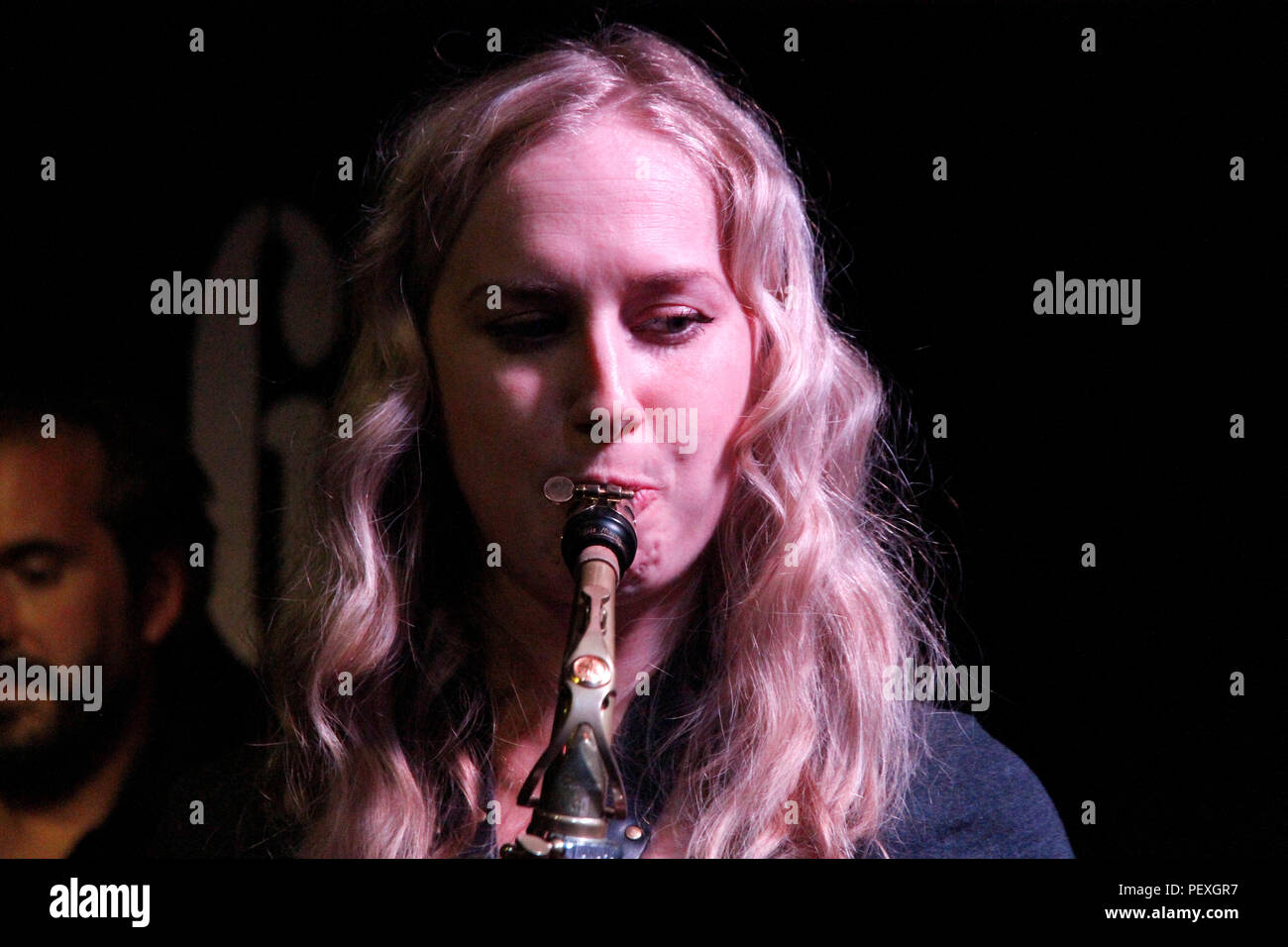 Holly Barrett, saxophoniste alto au London's Club 606 Banque D'Images
