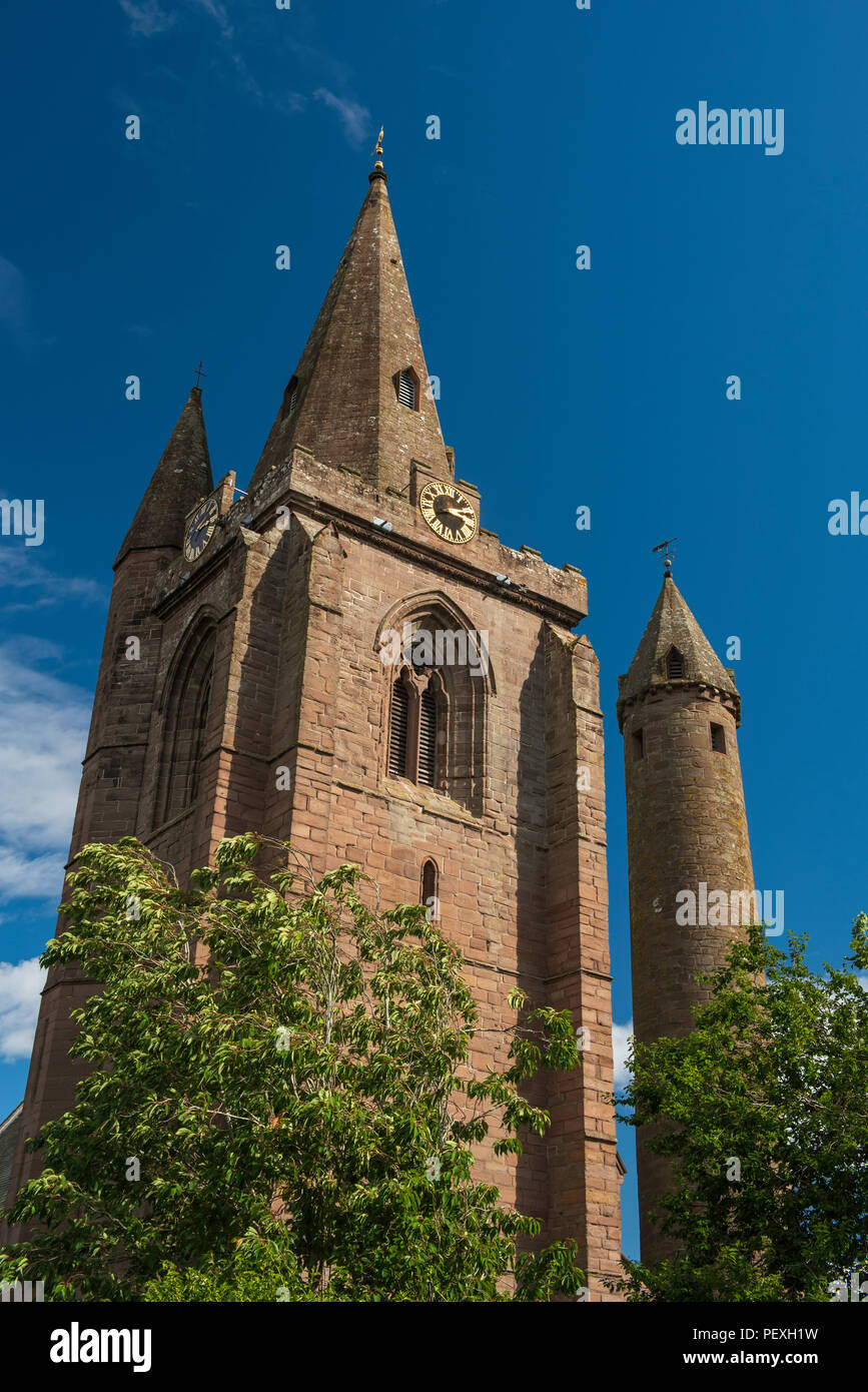 Brechin Brechin Cathedral et Tour Ronde, Angus, Scotland. Banque D'Images