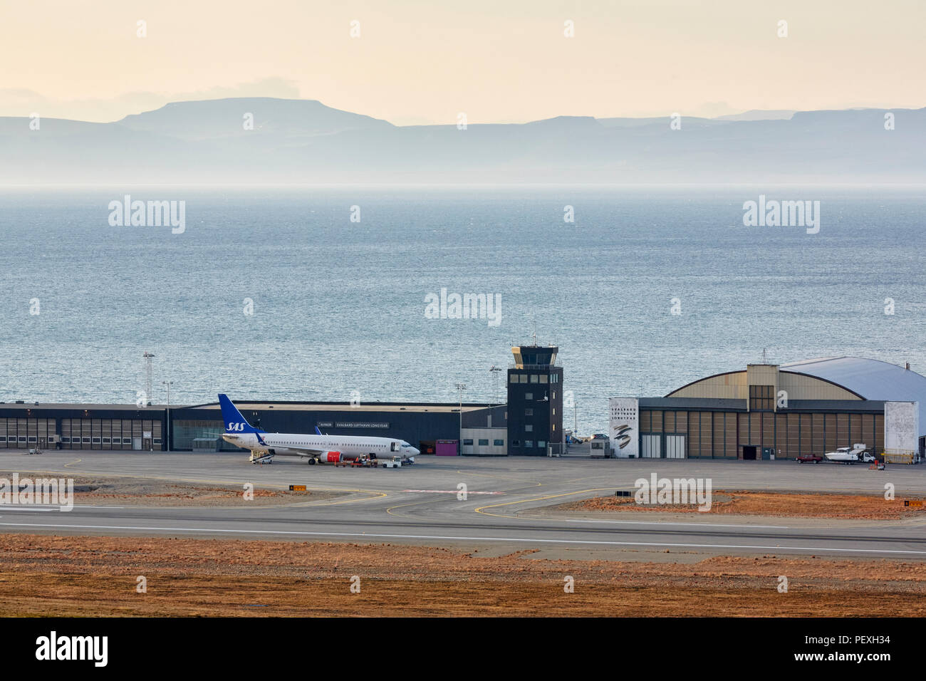 L'aéroport de Longyearbyen Longyearbyen Svalbard Lufthavn avec fjord derrière elle comme vu à partir d'une montagne à proximité Banque D'Images