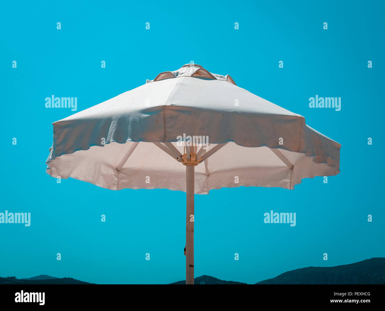 Parasol contre le ciel bleu Banque D'Images