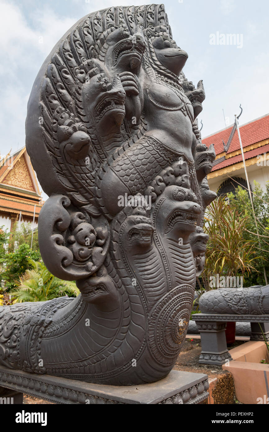 Seven-Headed, déesse mythique Serpent Naga Khmer sculpture, temple bouddhiste Wat Preah Prom Rath à Siem Reap, Cambodge, Asie Banque D'Images