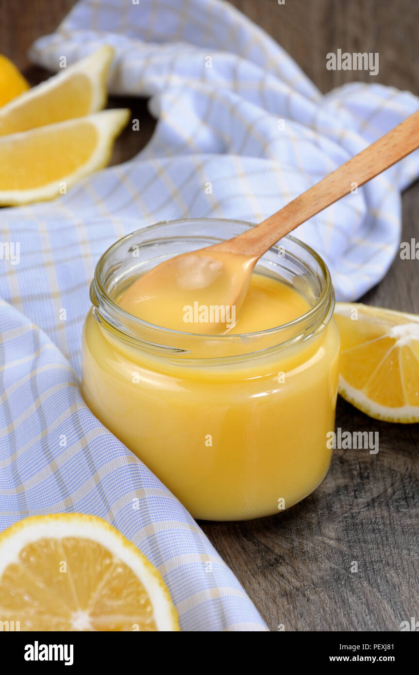 Kurdes - citron crème anglaise sur le jus de citron. C'est un classique, il est utilisé pour une utilisation avec des toasts, à tartas, gâteaux. Banque D'Images