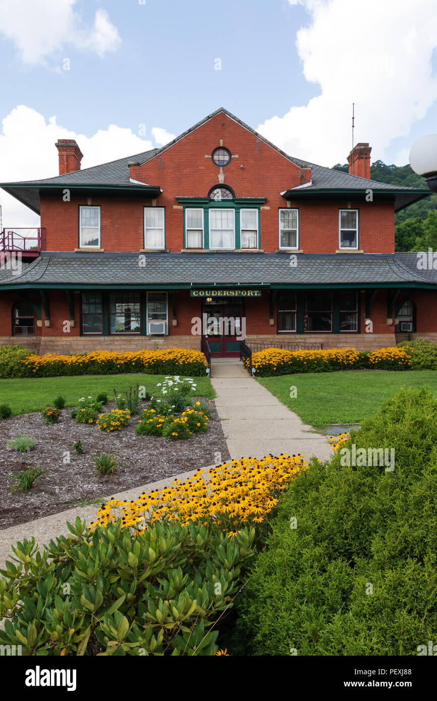 COUDERSPORT, PA, USA-10 Août 18 : l'ancienne gare, avec une pelouse soigneusement, colorés. Banque D'Images