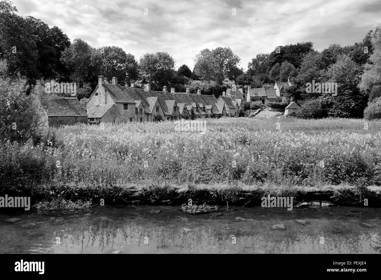 L'Arlington Row cottages en pierre, rivière Colne, village des Cotswolds, Gloucestershire Bibury, England, UK Banque D'Images