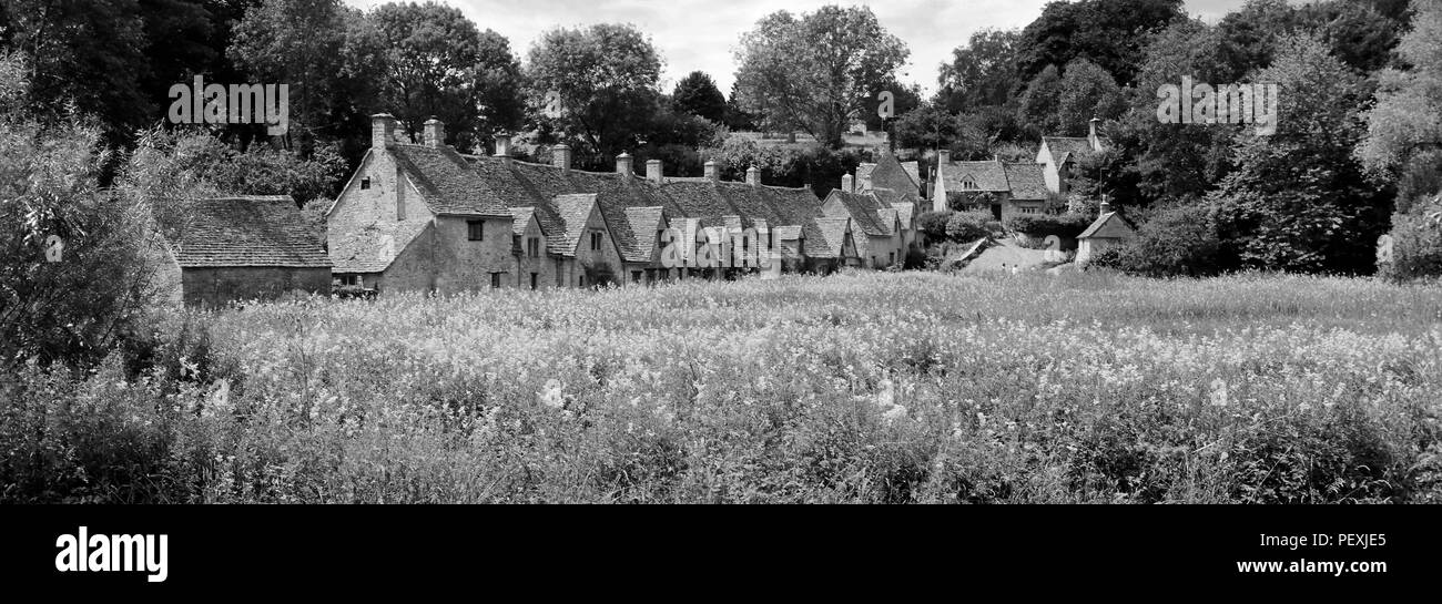 L'Arlington Row cottages en pierre, rivière Colne, village des Cotswolds, Gloucestershire Bibury, England, UK Banque D'Images