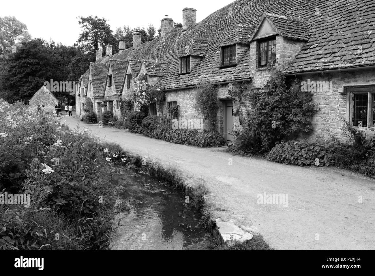 L'Arlington Row cottages en pierre, rivière Colne, village des Cotswolds, Gloucestershire Bibury, England, UK Banque D'Images