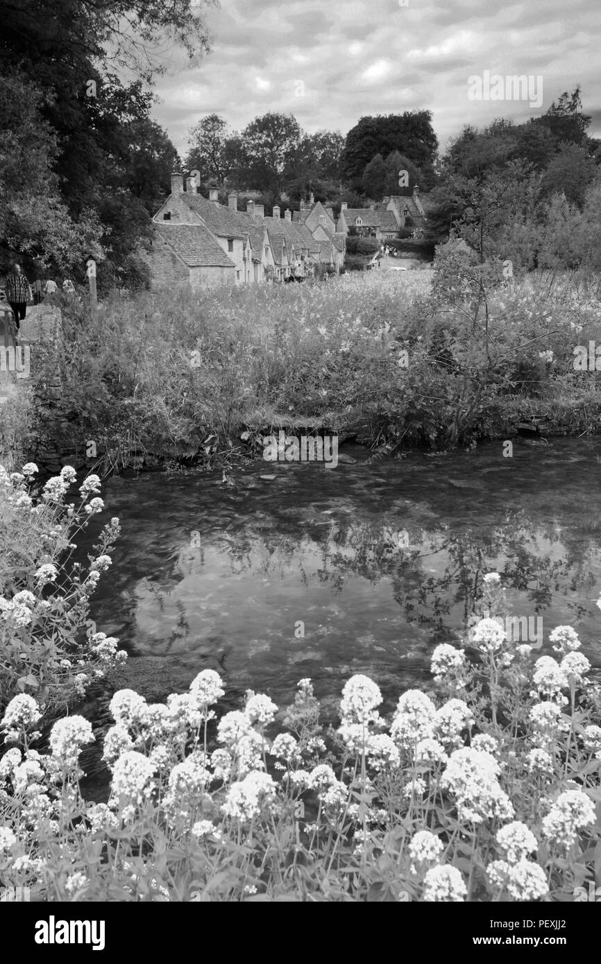 L'Arlington Row cottages en pierre, rivière Colne, village des Cotswolds, Gloucestershire Bibury, England, UK Banque D'Images