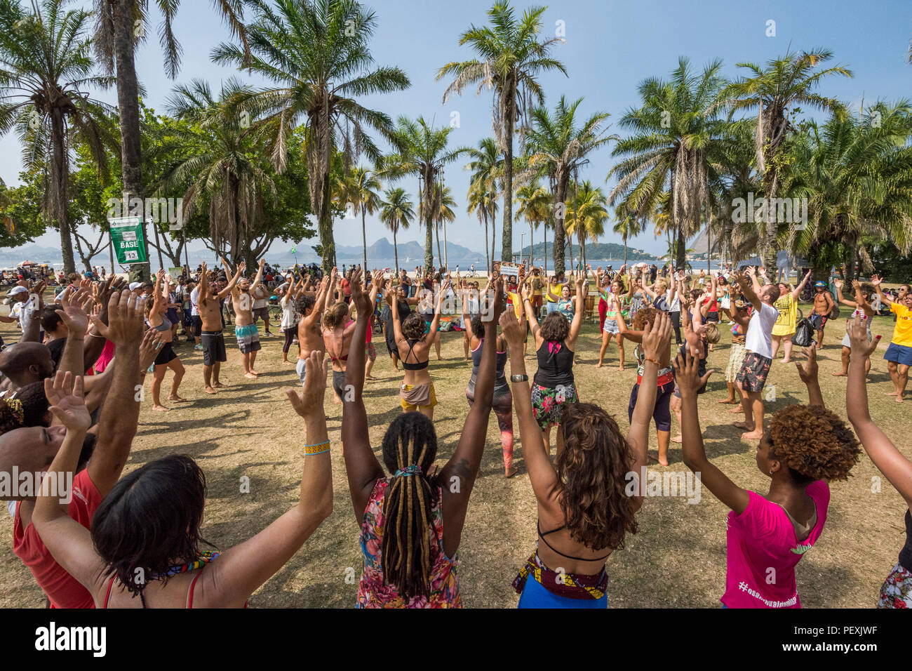 Groupe de personnes à l'extérieur de la musique de danse afro à Rio de Janeiro, Brésil Banque D'Images