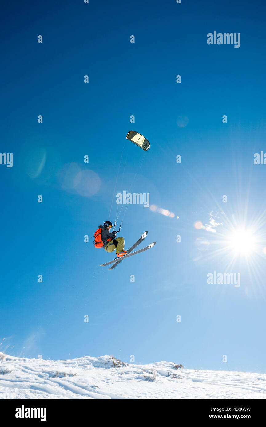 L'homme à l'air tandis que le snowkite Banque D'Images