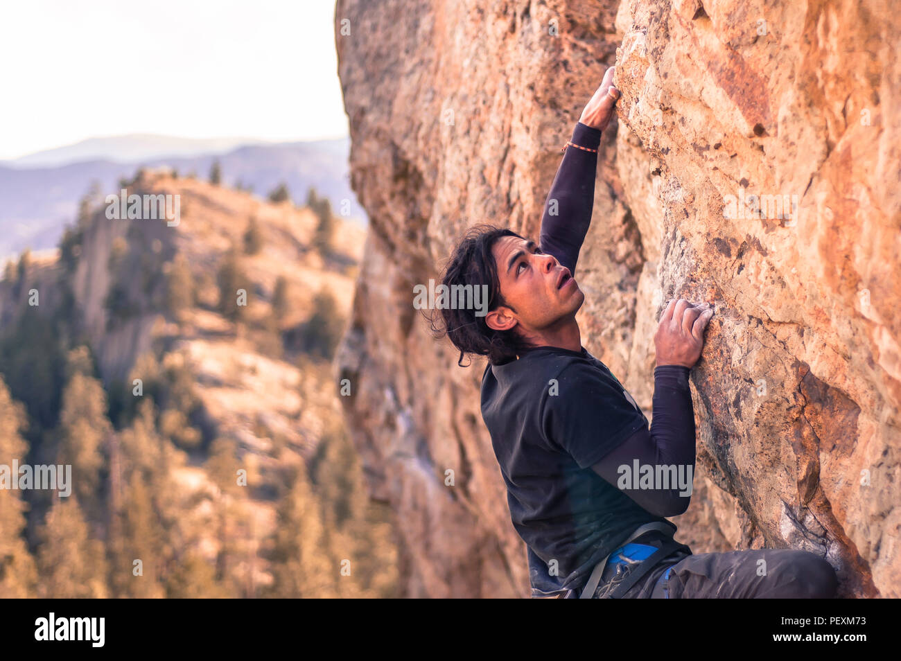 Rock climber à Bluffs Skaha, Penticton, Colombie Britannique, Canada Banque D'Images