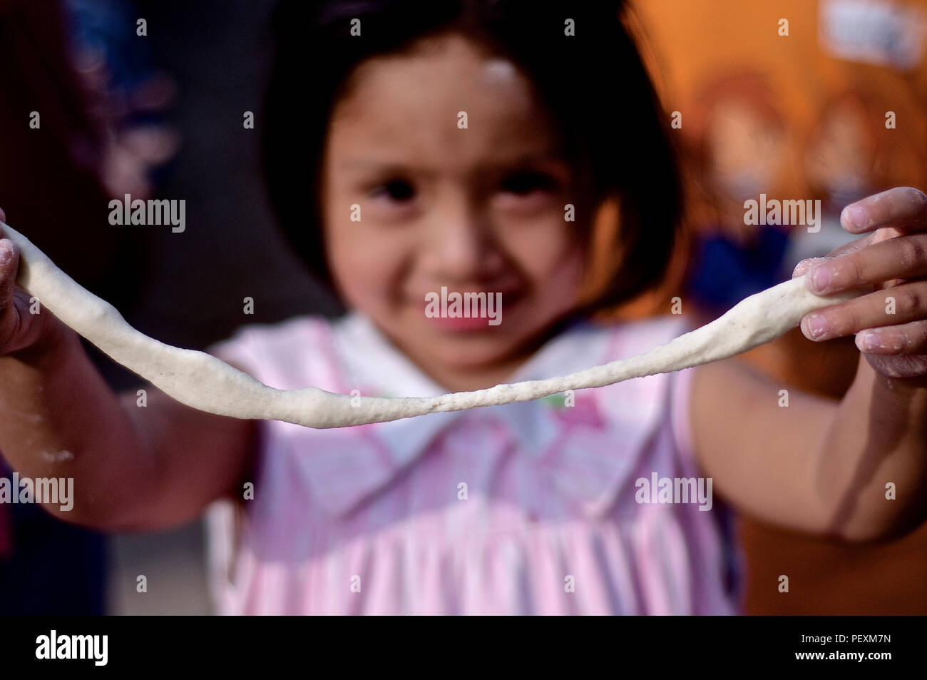 Girl holding pâte à sel Banque D'Images