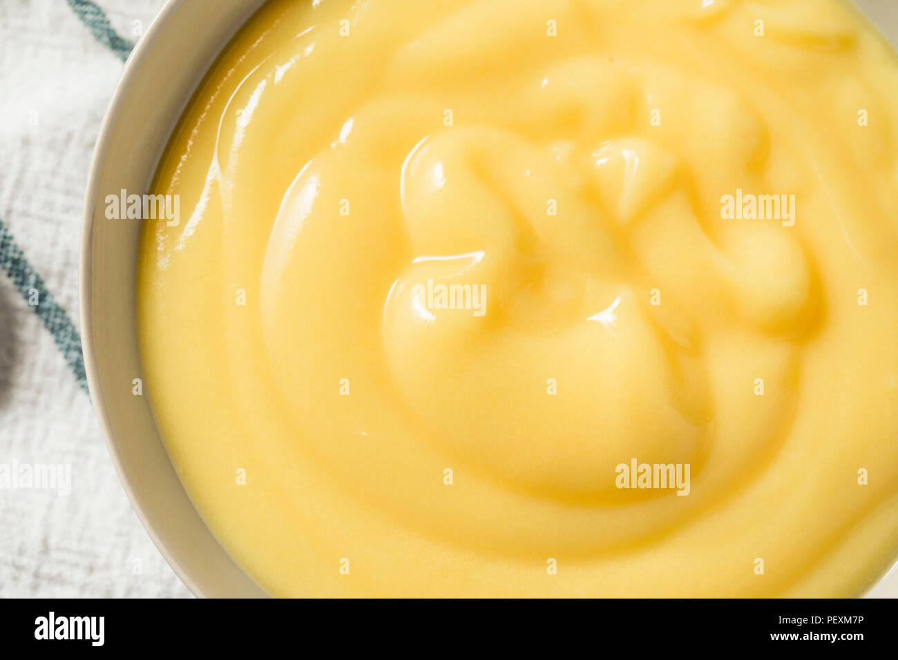 Crème pâtissière à la vanille fait maison dans un bol Banque D'Images