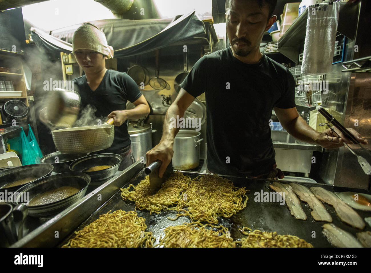 La cuisine dans les ramen shop, Tokyo, Japon Banque D'Images