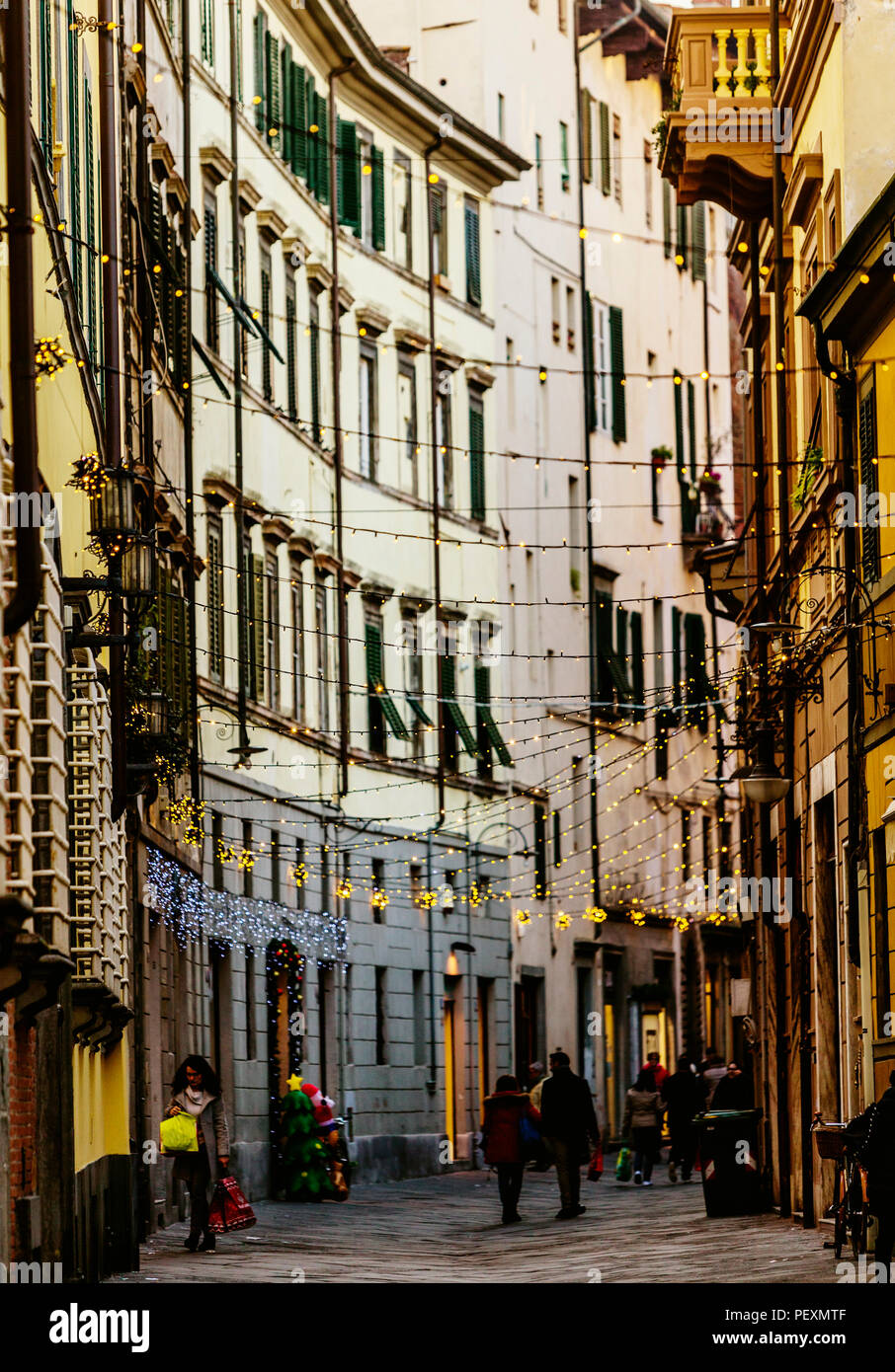 Street dans la ville de Lucca, Toscane, Italie Banque D'Images