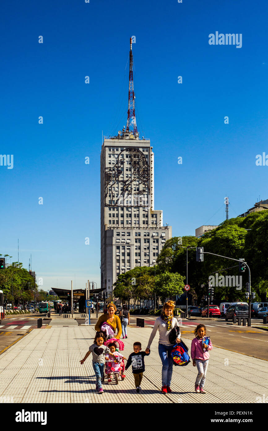 Balades en famille sur la rue à Buenos Aires, Argentine Banque D'Images