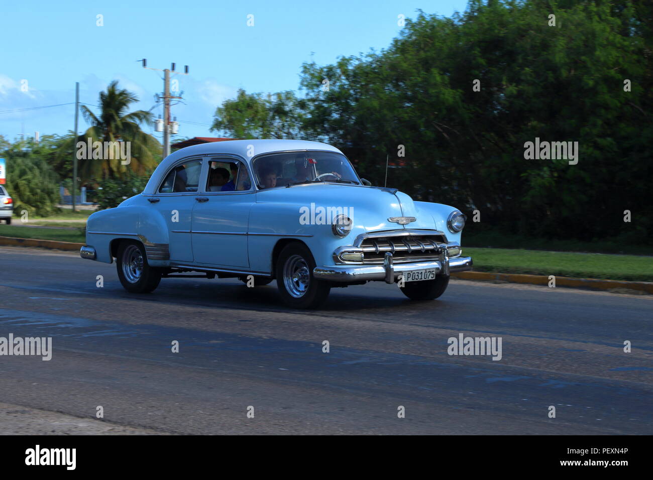 Classic American Car la conduite sur une rue à Varadero Cuba Banque D'Images