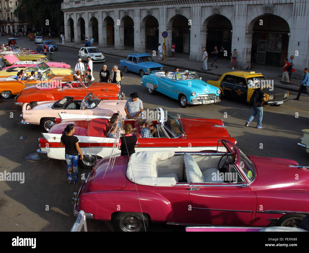 La Havane, Cuba, scène de rue, voitures américaines Banque D'Images