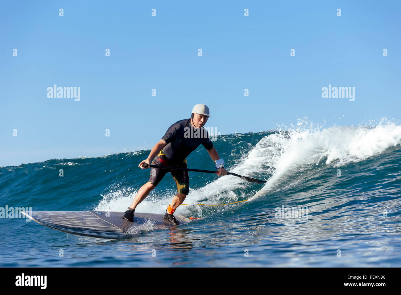 Pagayez Surfer la vague d'équitation Banque D'Images