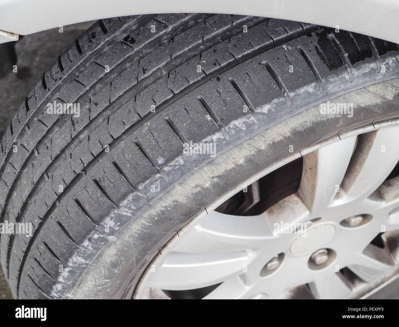Usé et craquelé pneu du véhicule Photo Stock - Alamy