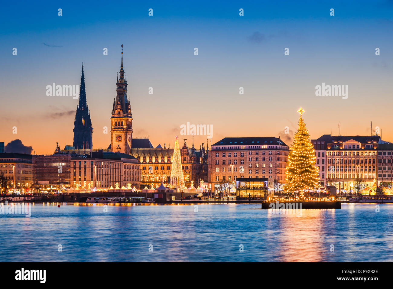 Toits de Hambourg, Allemagne avec marché de Noël décorations Banque D'Images