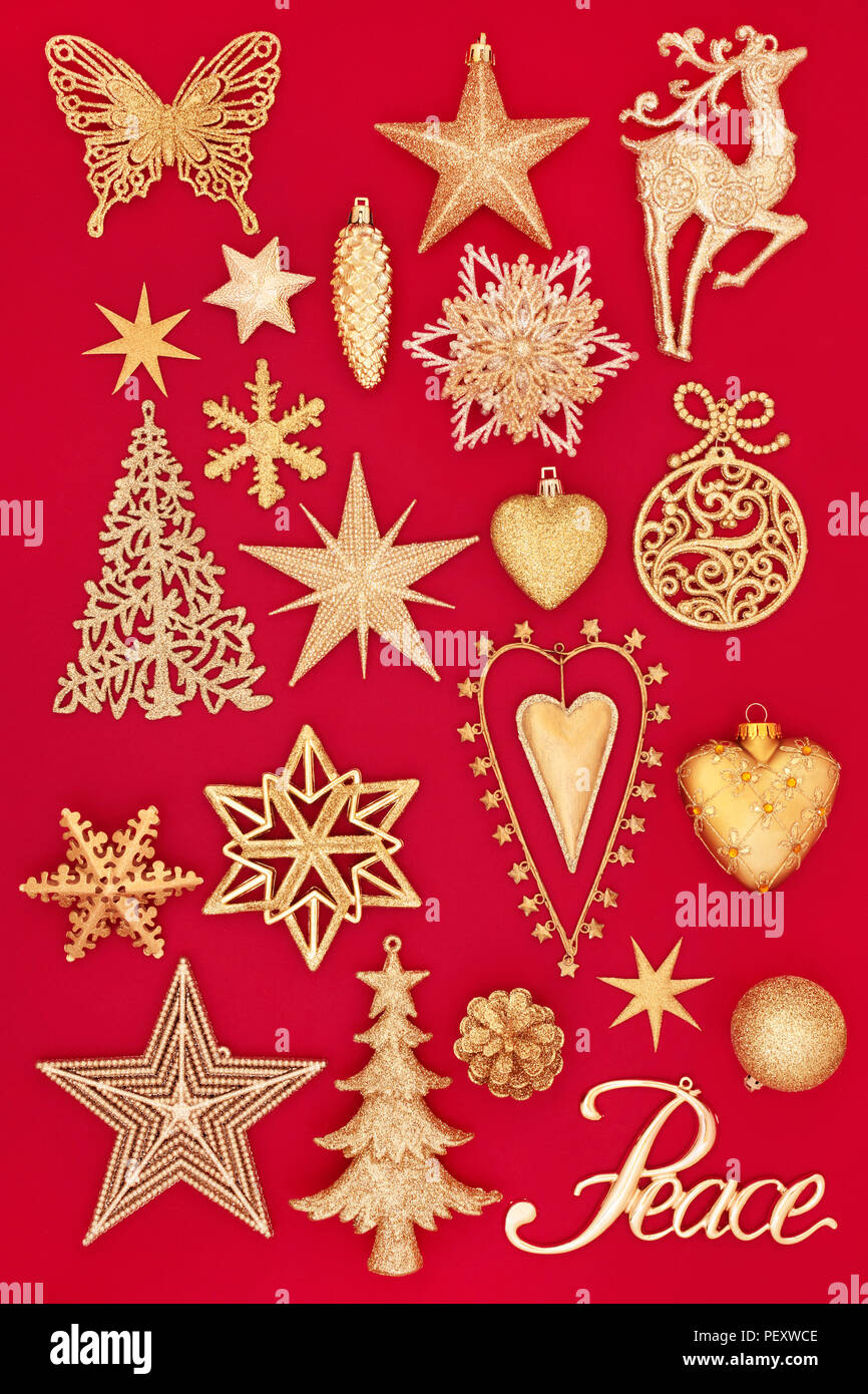 Décorations de Noël d'or de luxe avec signe de paix sur fond rouge. Carte de vœux de Noël traditionnel pour les fêtes. Banque D'Images