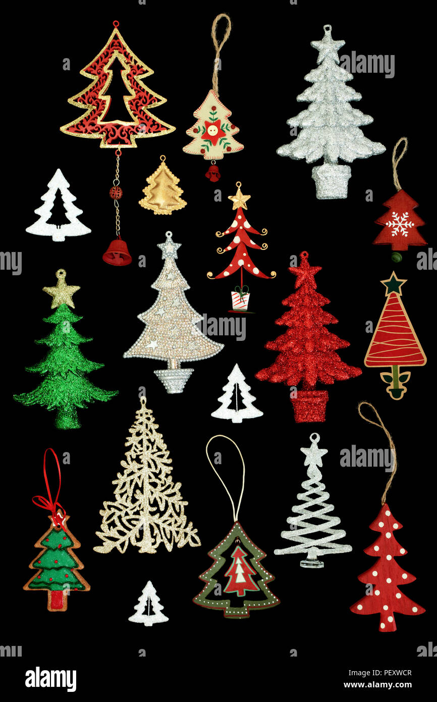 Arbre de Noël et rétro nouvelles décorations babiole pour la saison de fête sur fond noir. Vue d'en haut. Banque D'Images