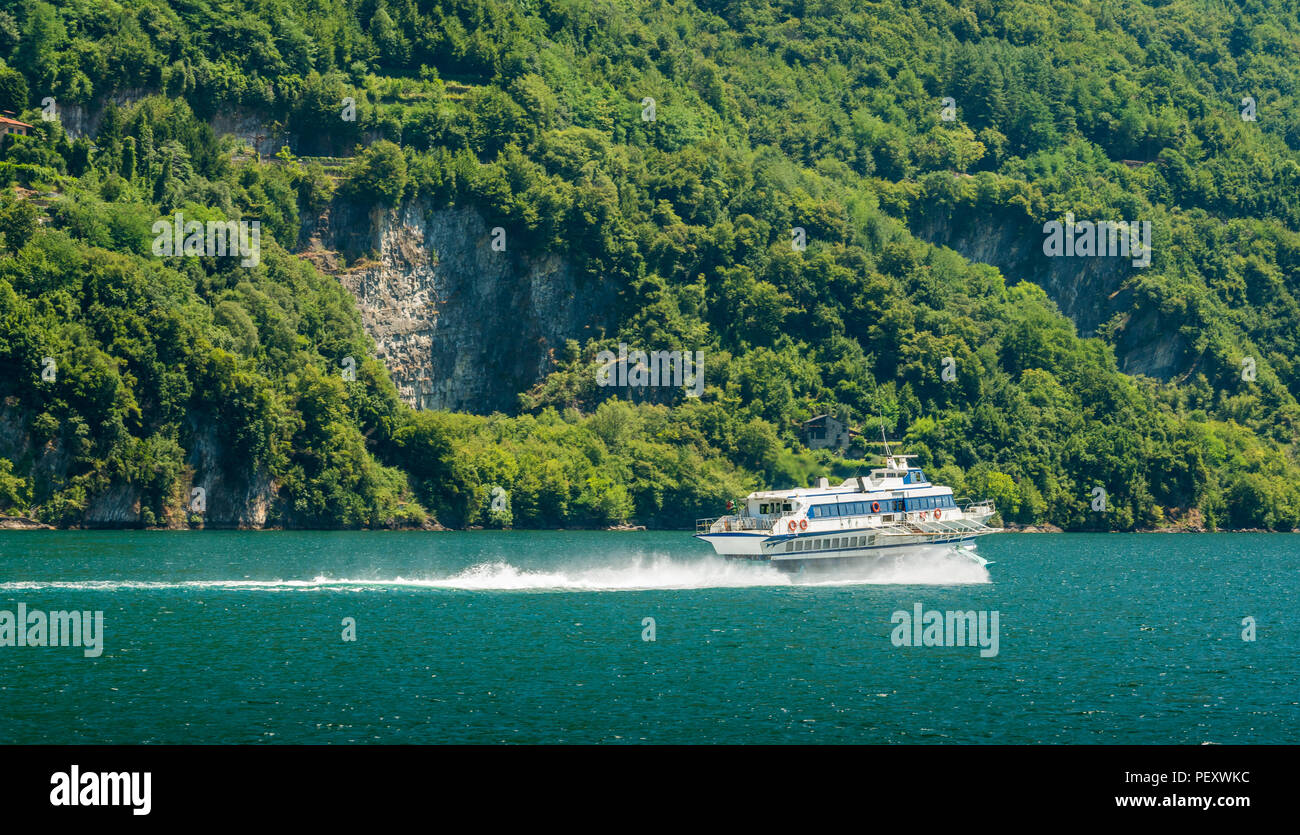 Ferry à grande vitesse sur le lac de Côme, Lombardie, Italie. Banque D'Images Ferry à grande vitesse sur le lac de Côme, Lombardie, Italie. Banque D'Images