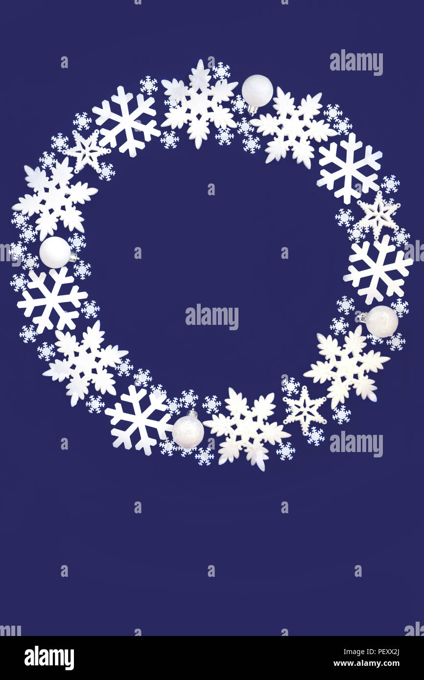 Couronne de Noël flocon de neige sur fond bleu avec copie espace. Carte de vœux de Noël traditionnel pour les fêtes. Banque D'Images
